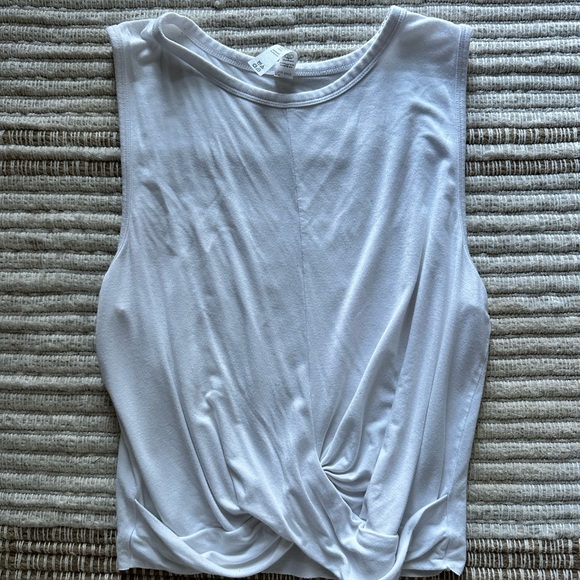 Alo tank worn and a couple times but still in good condition. To small for me - Picture 3 of 3